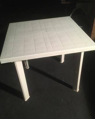 Tavolino e tre sedie plastica