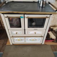 cucina a legna in maiolica 