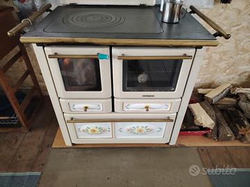 cucina a legna in maiolica 