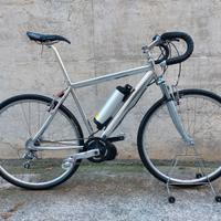 Bici elettrica tipo gravel secondo motore