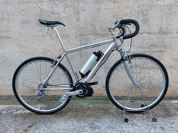Bici elettrica tipo gravel secondo motore