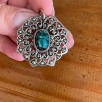 Antico ciondolo con pietra verde