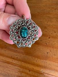 Antico ciondolo con pietra verde