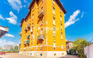 TRILOCALE BUONE CONDIZIONI DOPPI SERVIZI