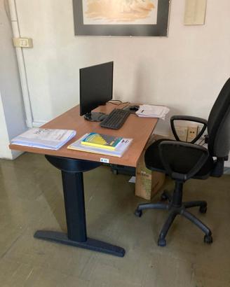 Tre postazioni complete: scrivanie,sedie,stampante