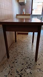 tavolo allungabile con tre sedie