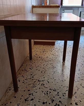 tavolo allungabile con tre sedie