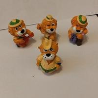 4 personaggi sorpresine come da foto 