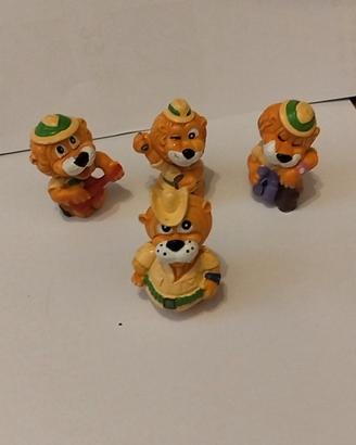 4 personaggi sorpresine come da foto 