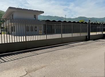 Sezione di capannone con area esterna recintata