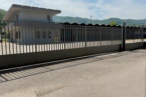 Sezione di capannone con area esterna recintata