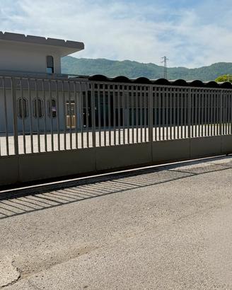 Sezione di capannone con area esterna recintata