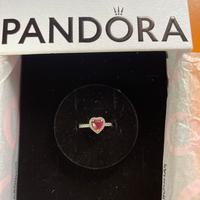 Anello Pandora con cuore rosso