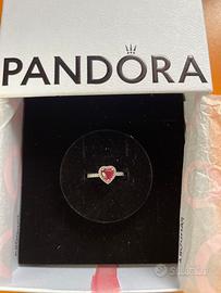 Anello Pandora con cuore rosso