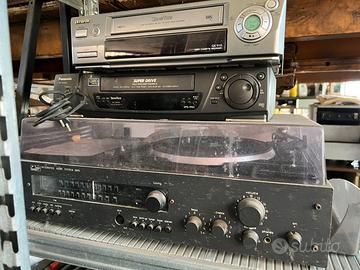 VHS , stereo cassette , giradischi .