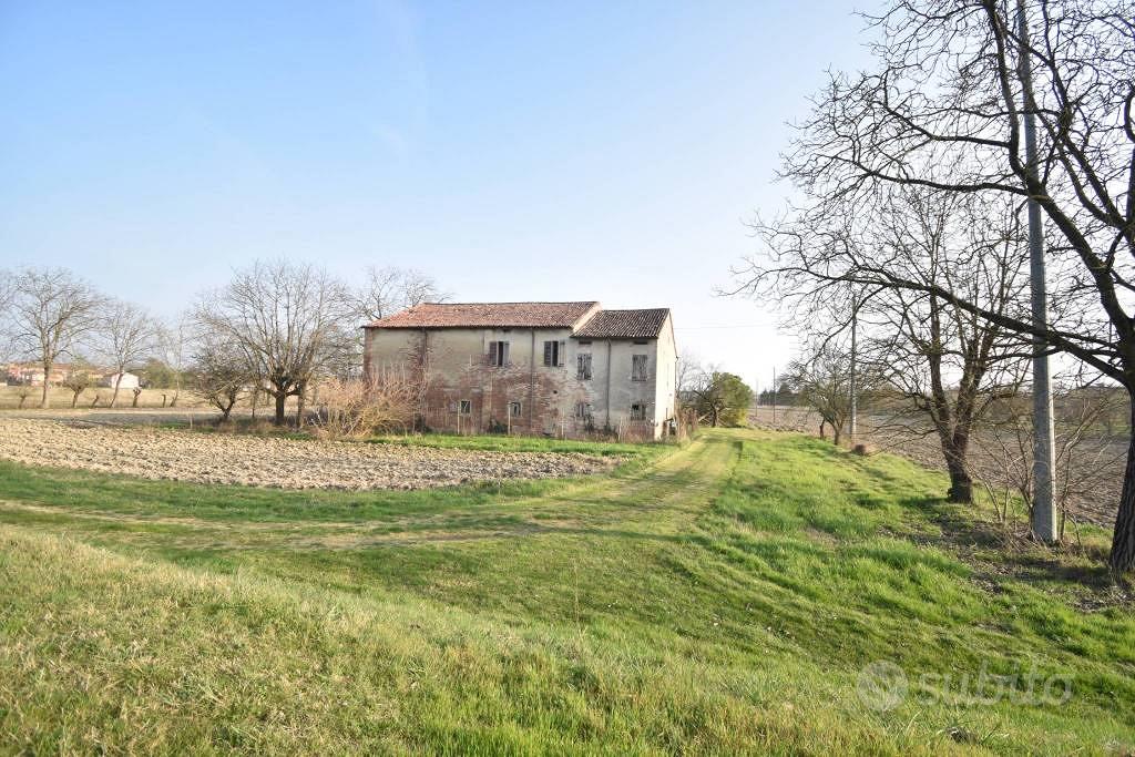 Rustico / Casale di 589 m² con più di 5 locali e b - Altro