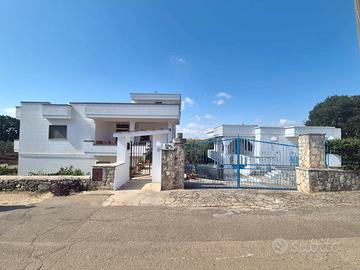 C.da Coreggia,doppia villa con spiazzo circostante