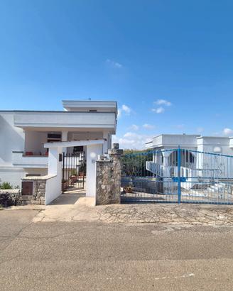 C.da Coreggia,doppia villa con spiazzo circostante
