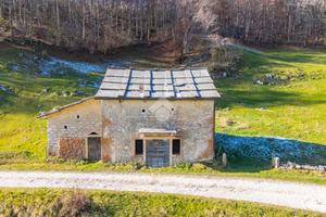 RUSTICO A BOSCO CHIESANUOVA