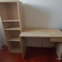 scrivania con libreria