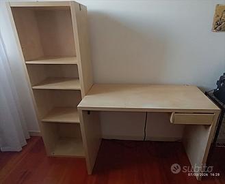 scrivania con libreria