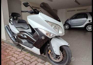 TMAX BLACK WHITE 2011