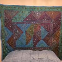 ARAZZO INDIANO CON RICAMI COLORATI E SPECCHIETTI