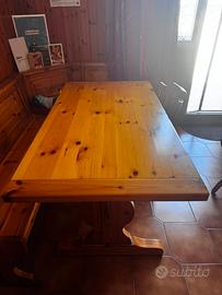 Tavolo, panca e sedie in legno