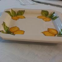 Piatto in ceramica smaltata dipinto a mano