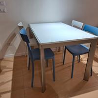 Tavolo e sedie moderno