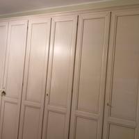 armadio in legno bianco