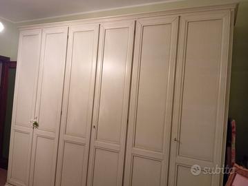 armadio in legno bianco
