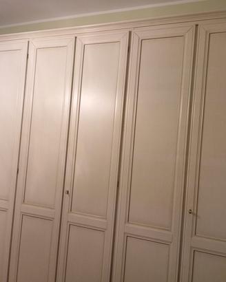 armadio in legno bianco