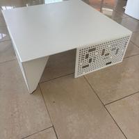 Tavolino in metallo laccato bianco di raffinata e