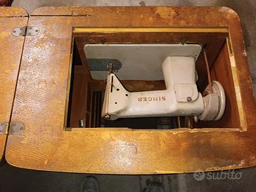 Macchina da cucire Singer a pedale con mobiletto.