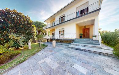 AMPIO APPARTAMENTO IN VILLA CON 400 MQ DI GIARDINO