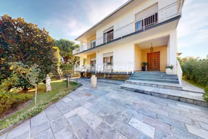 AMPIO APPARTAMENTO IN VILLA CON 400 MQ DI GIARDINO