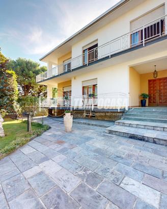 AMPIO APPARTAMENTO IN VILLA CON 400 MQ DI GIARDINO