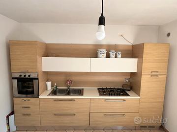 Cucina con elettrodomestici