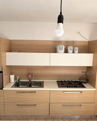 Cucina con elettrodomestici