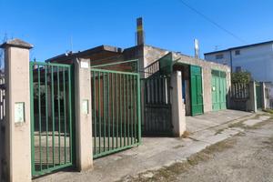 Intera proprietà: Doppio garage giardino ed area l