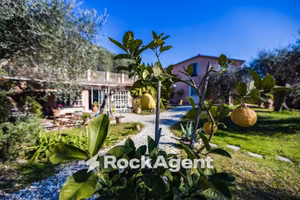 Villa di 300 m² con più di 5 locali a Massarosa