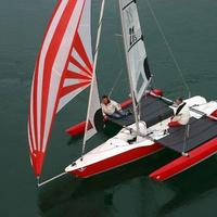 Barca a vela trimarano