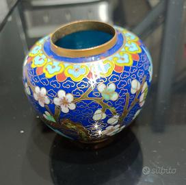 Piccolo vaso cinese antico in bronzo decorato