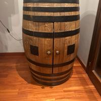 Cantinetta realizzata con una botte di legno