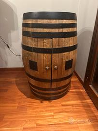 Cantinetta realizzata con una botte di legno