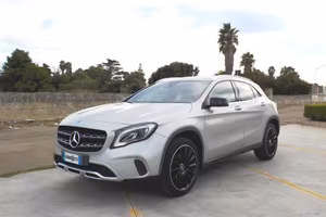 MERCEDES GLA 200 d Business