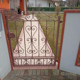 Cancelletto pedonale e ringhiera 