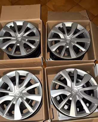 4 cerchi da 16” Opel corsa F con borchie originali