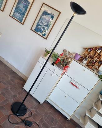 piantana con intensità luce regolabile